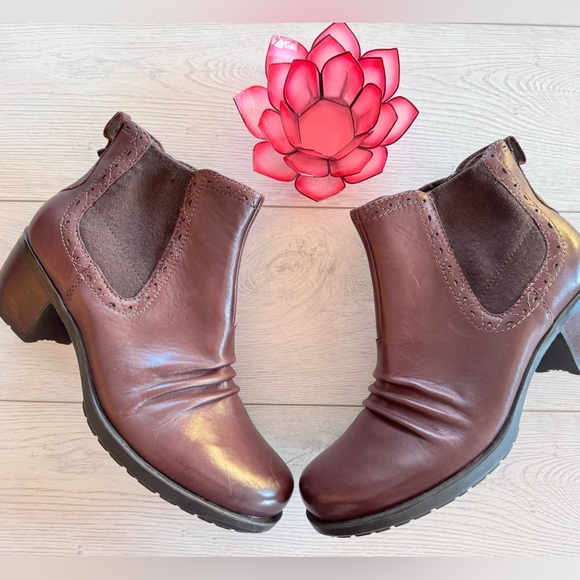 Earth Denali Respect Bootie - Size 8.5M - Hot Maroon - Picture 2 of 14